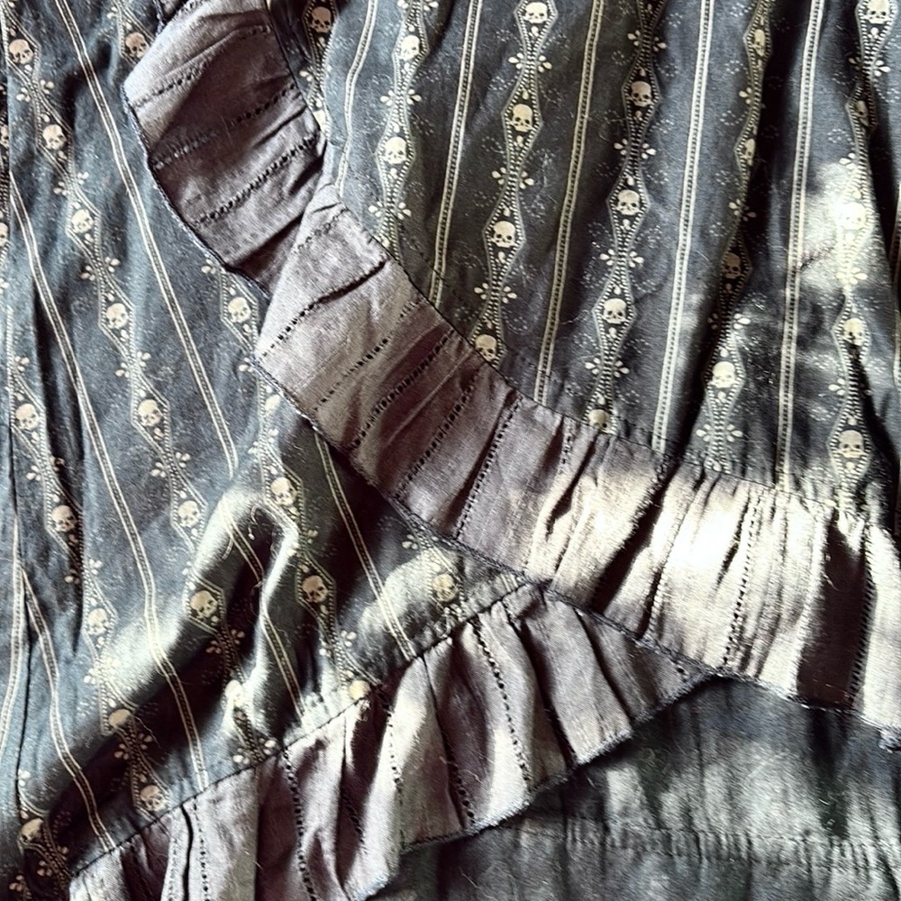 Skull & Ruffle skirt - Picture 3 of 7